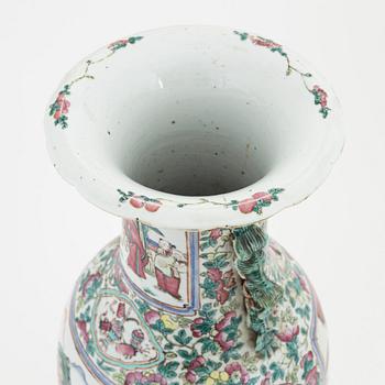 A large famille rose vase, Qing dynasty, 19th Century.