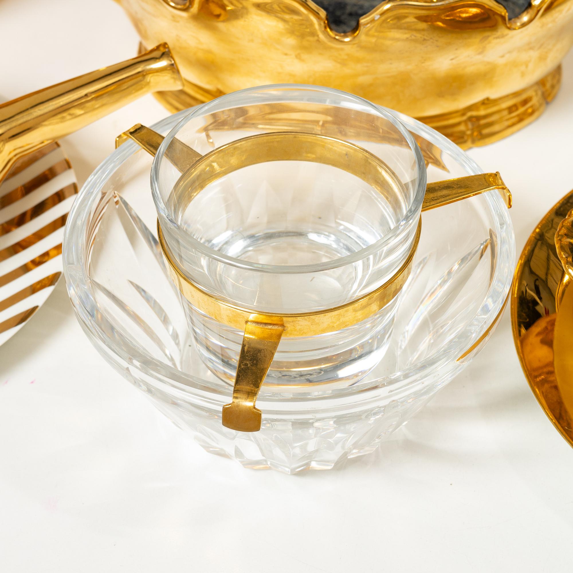 Service pieces, 91 pcs, mostly Porcelain de Paris.