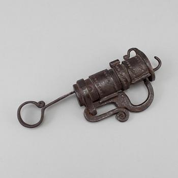 BULTLÅS med NYCKEL, smide, 1600/1700-tal.