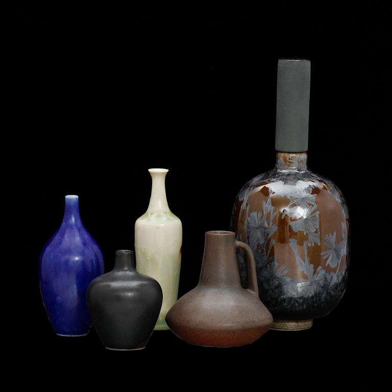 MINIATYRER, stengods, 5 st. Heikki Orvola, Carl Harry Stålhane samt Höganäs. 1900-talets mitt.