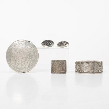 Två knappar, ett dräktspänne, armring och dosa, silver, Persien, 1900-talets första hälft.