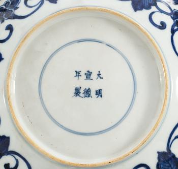 A pair of blue and white dishes, Qing dynasty (1644-1912) with Xuande´s six character mark.