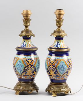 BORDSARMATURER, ett par, mässing och majolika, 1900-tal.