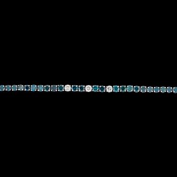 60. ARMBAND, briljantslipade blå diamanter, samt tre vita, tot. 6.29.