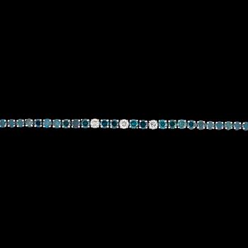 60. A blue and white brilliant cut diamond bracelet, tot. 6.29 cts.