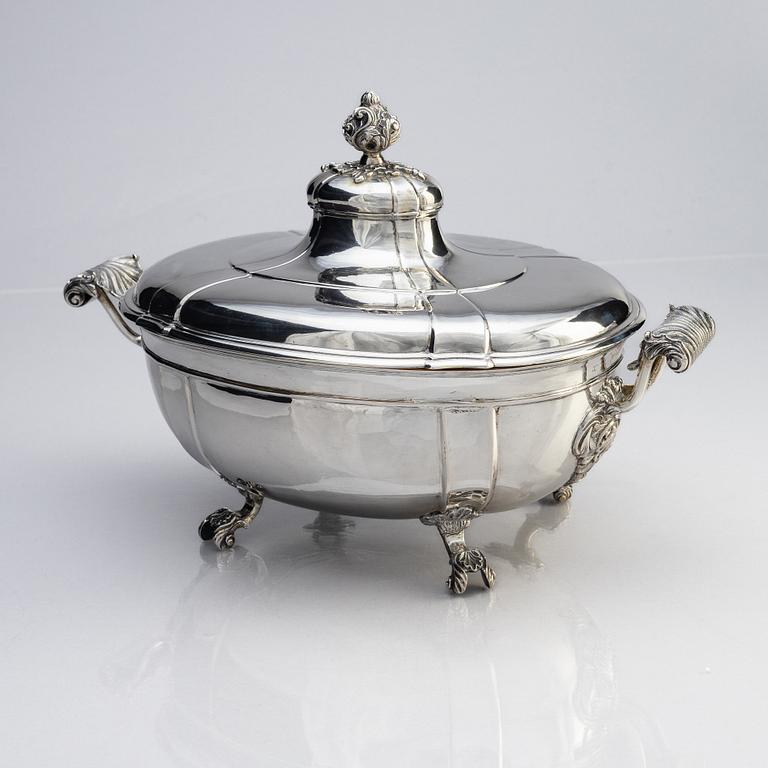 A Baltic 18th century silver tureen with lid. Mark on the lid Johann Leonhard Mörck, Mitau (active 1755-1790).