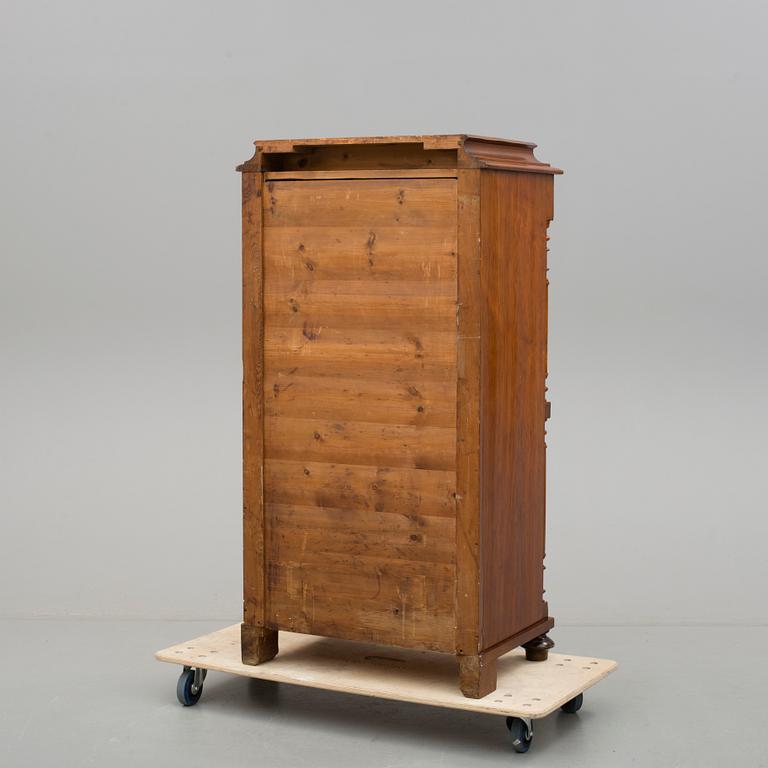 HERRBYRÅ, nyrenässans, 1800-talets slut.