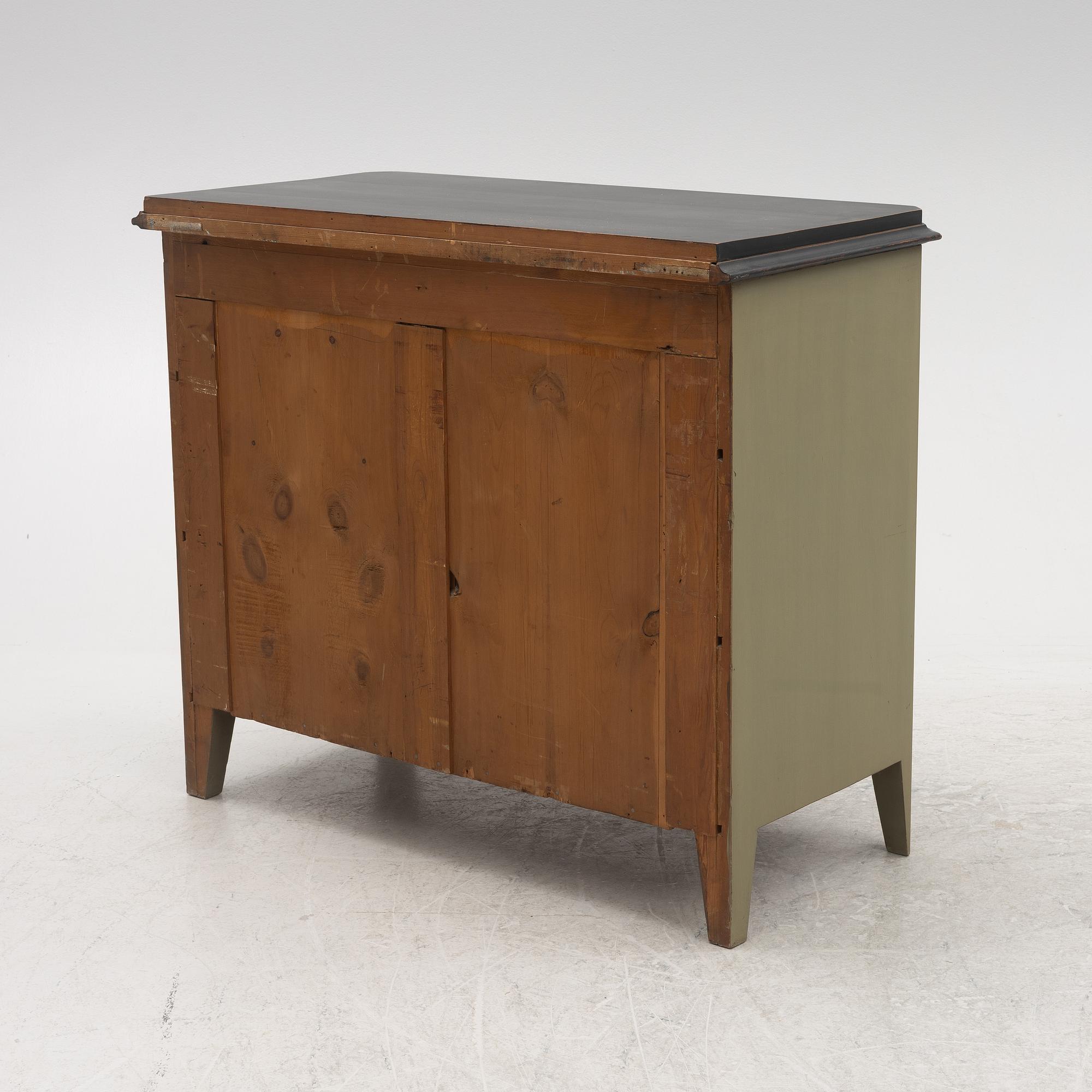 A chest of drawers, early 20th Century.