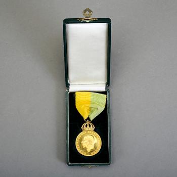 MEDALJ, 18k guld. Kungliga patriotiska Sällskapet, 1955. Vikt ca 25g.