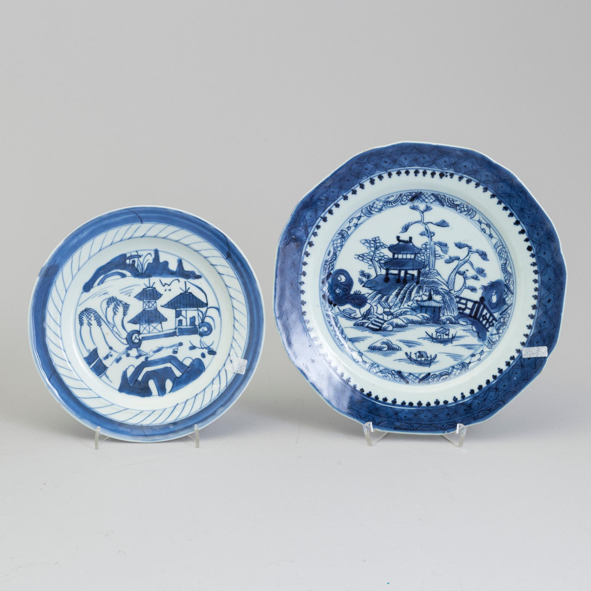 TALLRIKAR, 13 stycken, samt FAT, nio stycken samt GALLERSKÅL med FAT, kompaniporslin, Qingdynastin, 1800-tal.