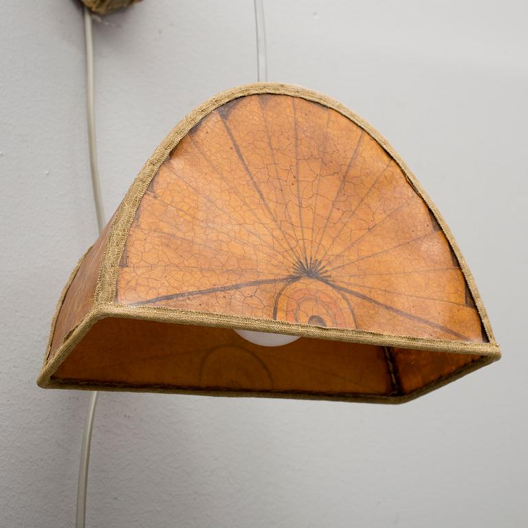 VÄGGLAMPA, Asien, trä och skinn. 1900-tal.