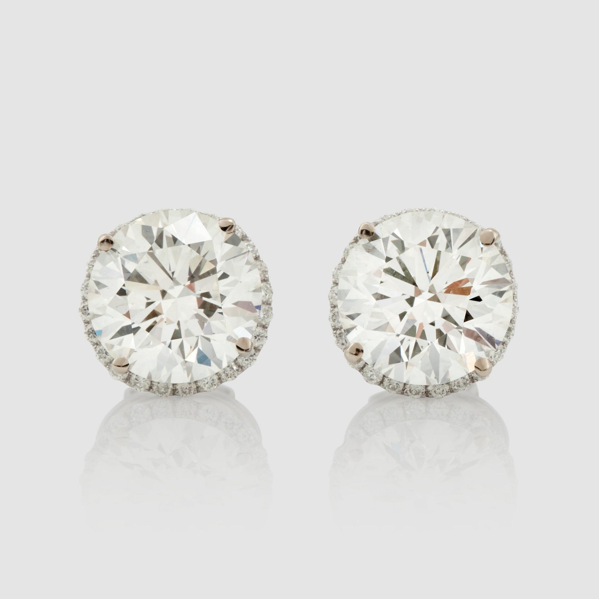 ÖRHÄNGEN med briljantslipade diamanter, 4.10 ct respektive 4.12 ct.