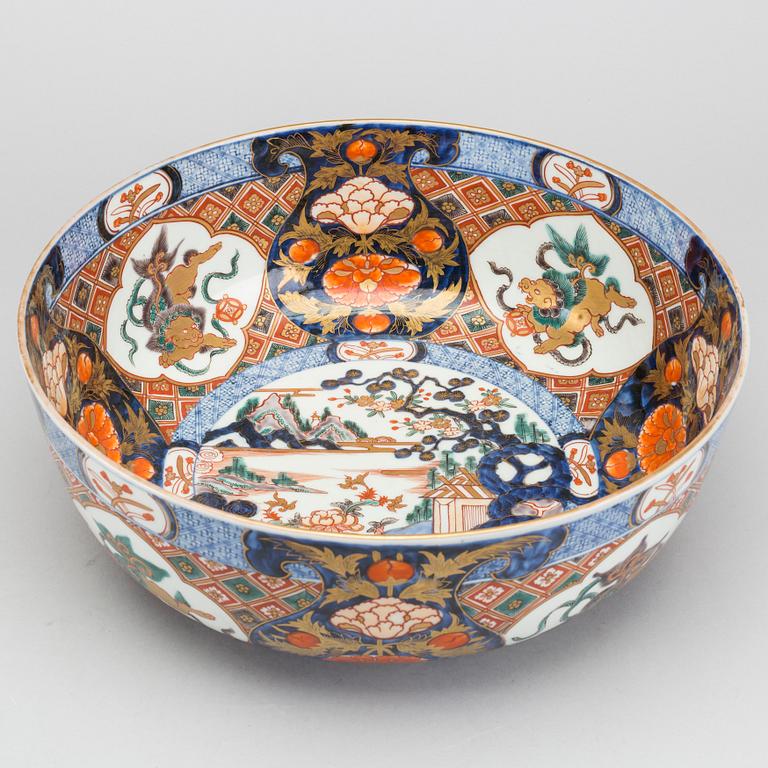 A Japanese Imari porcelain bowl.