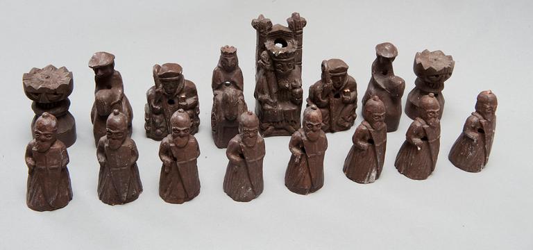 A SET OF  31 PLASTER AND WOODEN CHESSPIECES.