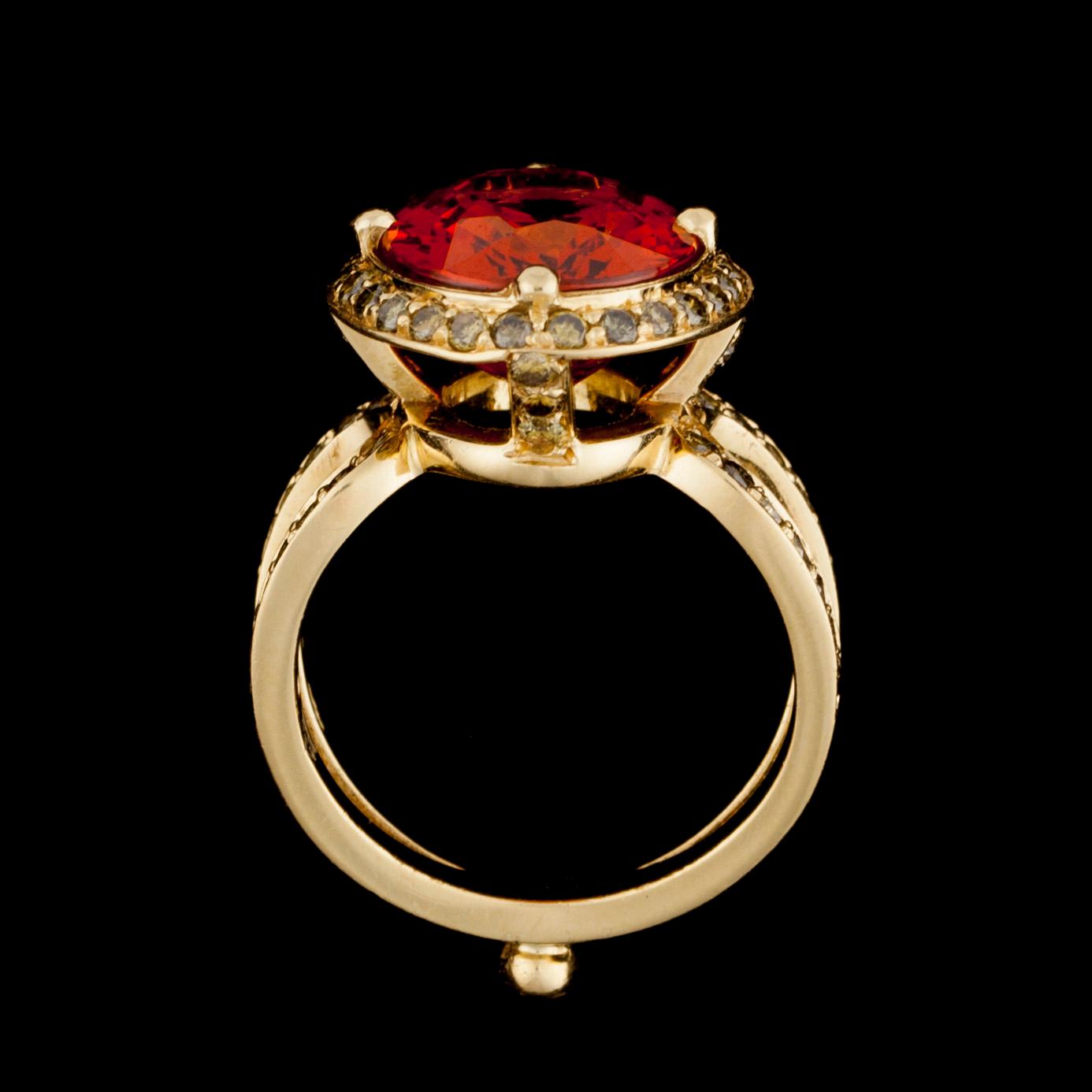RING, 18K guld, hessonit granat, bruna diamanter. Temple St Claire. Vikt ca 10,4 g.