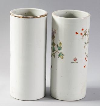 PENSELVASER, 2 st, porslin, Kina, 1900-tal.