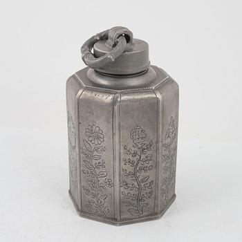 Prismaflaska, tenn, daterad 1798.