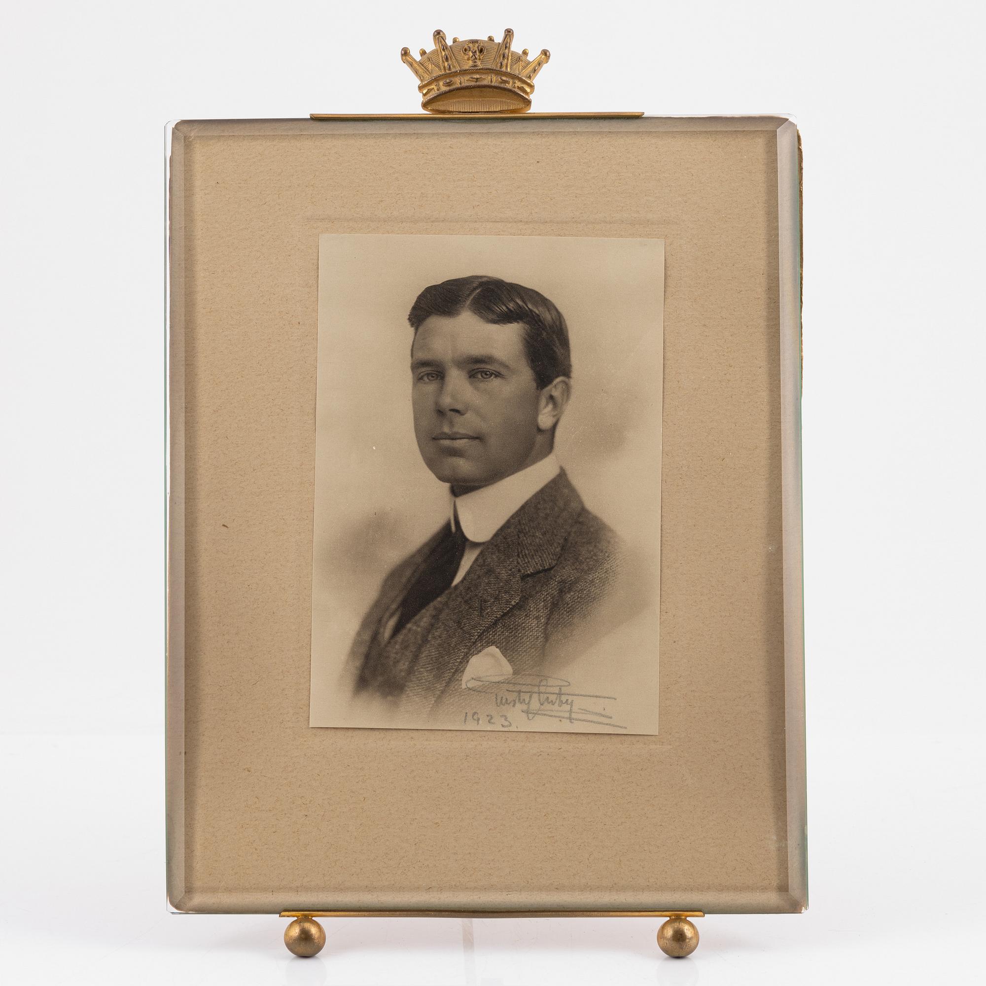 Kungligt fotografi, arvprins Gustaf (VI) Adolf, egenhändigt signerat och daterat 1923, i krönt ram.