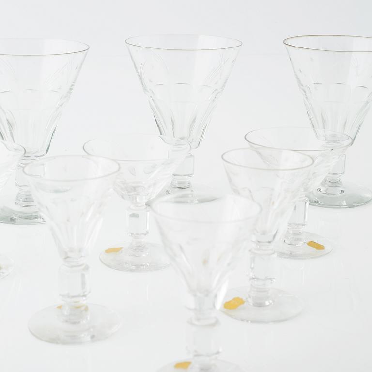 30 pieces of glass from the mid 20th century.