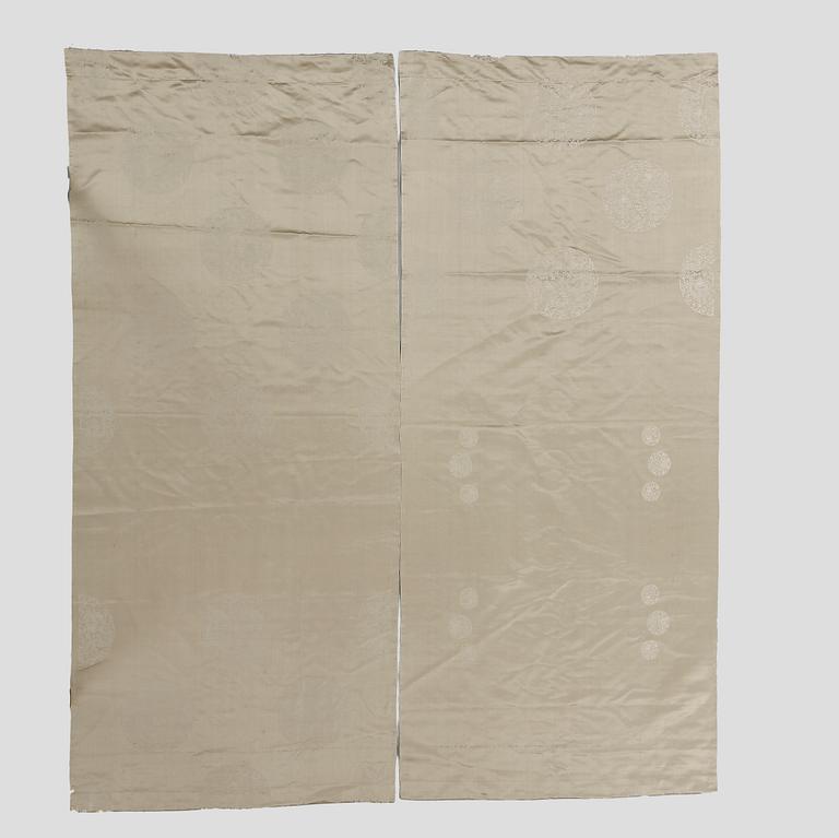 DRAPERIER, ett par, siden, Kina, tidigt 1900-tal.