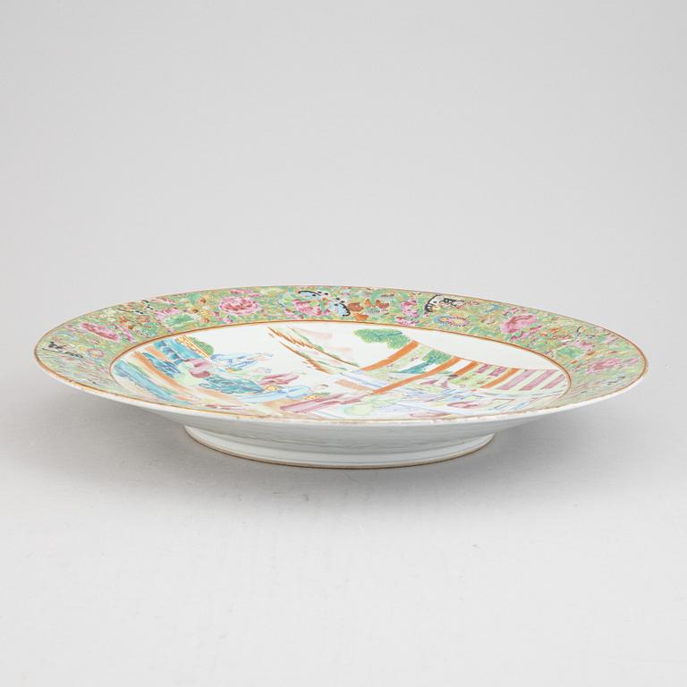 A large chinese Canton dish, Qing Dynasty, 19th century.