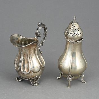 GRÄDDKANNA & SOCKERRUSKA, Silver, bland annat Bror Eric Skogsborg, Eskilstuna, 1864. Total vikt ca 263g.