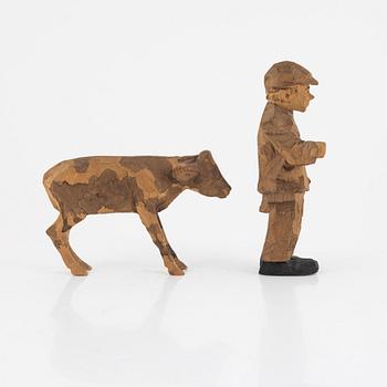 Axel Petersson Döderhultarn, skulptur, stämpelsignerad. Delvis bemålat trä, höjd 10-16,5 cm.