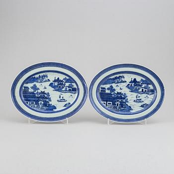 Four blue and white serving dishes, Qing dynasty, 19th century.