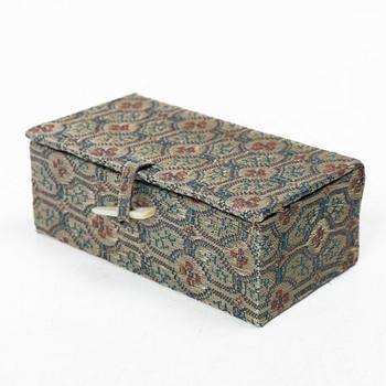 A group of three Chinese glass snuffbottles, 20th century.