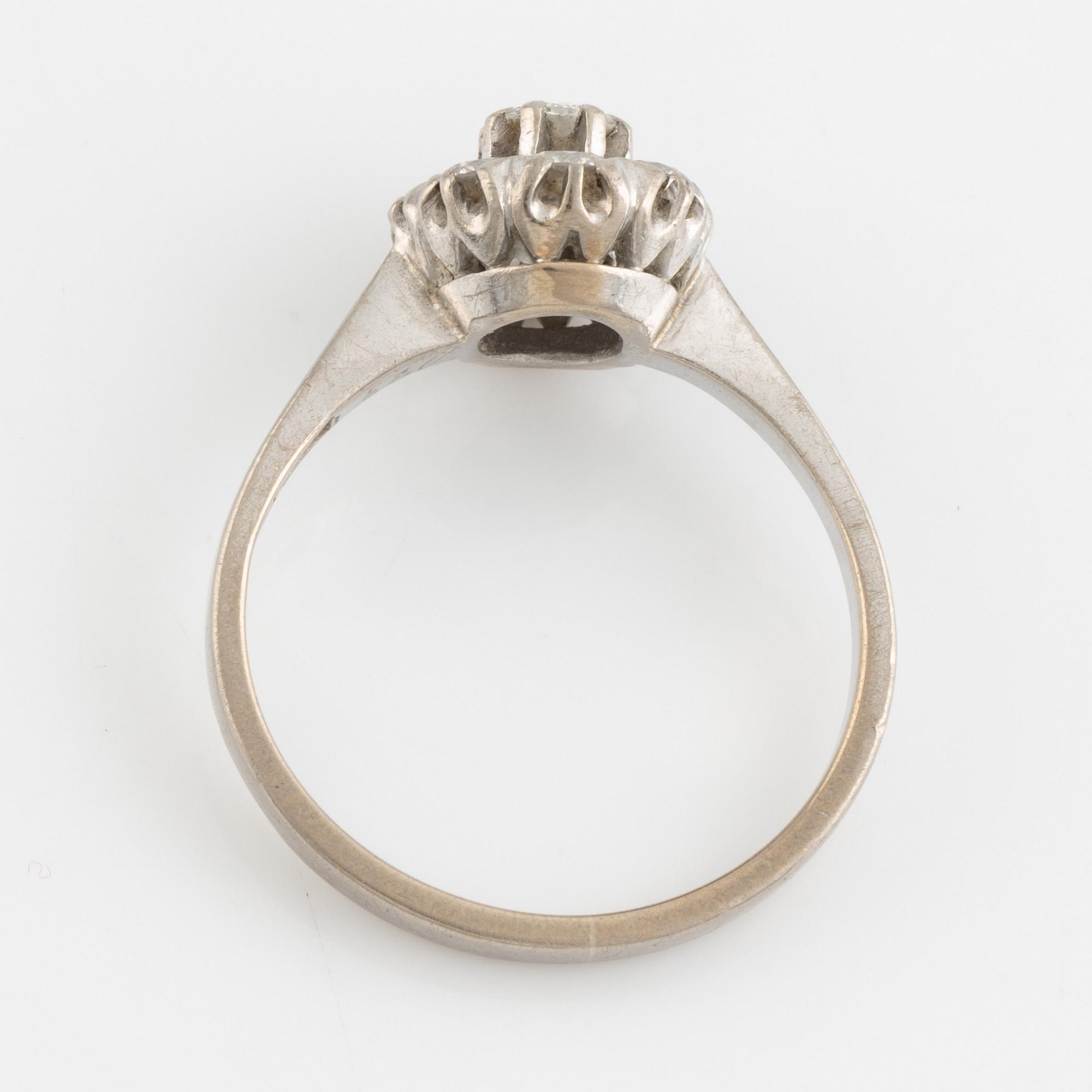 Ring carmosé med oval- och runda briljantslipade diamanter, Engelbert.