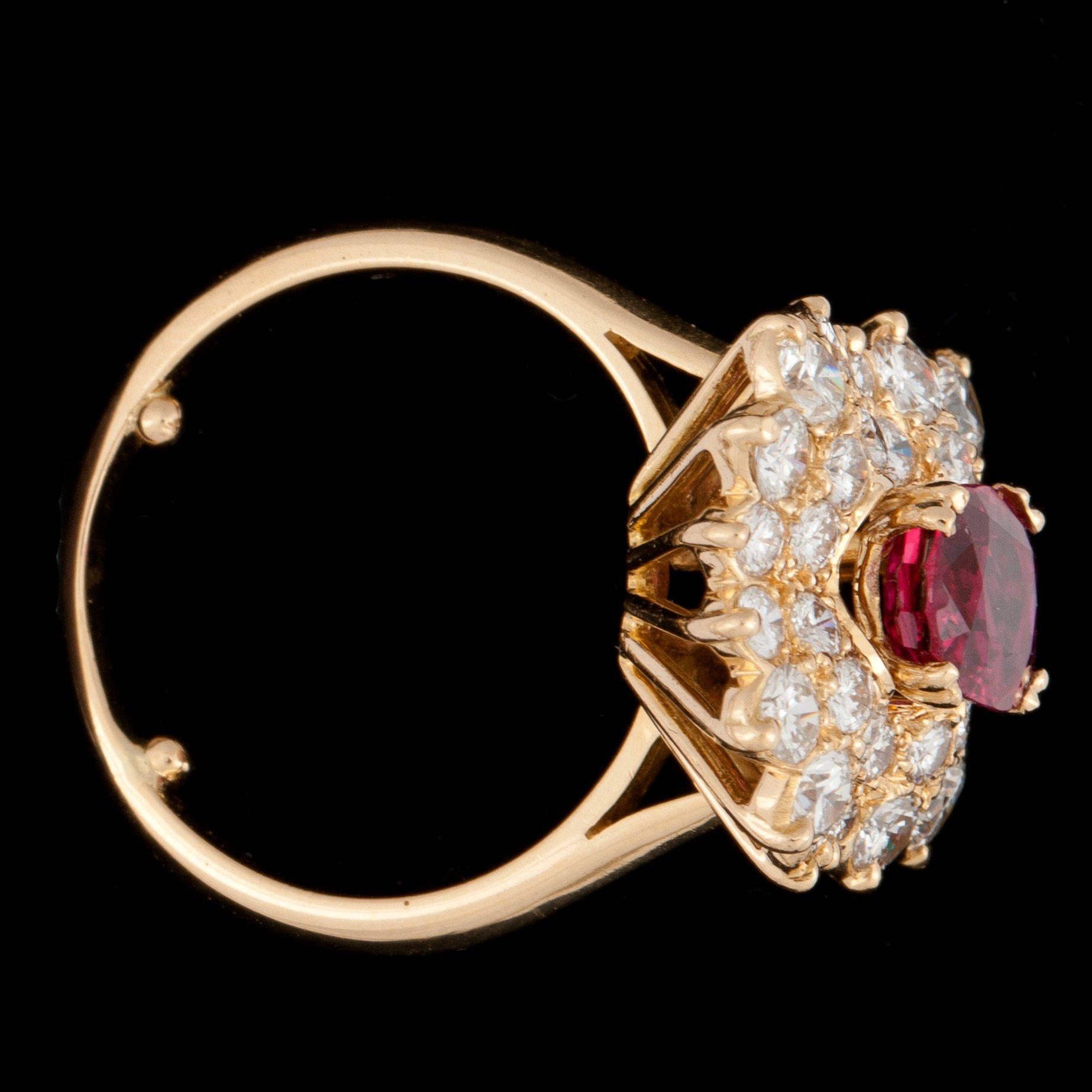 RING,  rubin ca 1.93 ct samt diamanter tot. ca 2 ct.