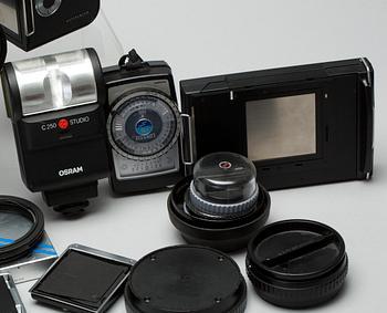 KAMERA MED TILLBEHÖR, Hasselbladkamera 2000 FC/M. Made in Sweden by Victor Hasselblad AB.