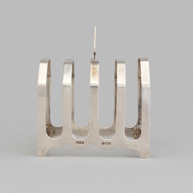 A silver toast rack from J. Gloster Ltd, Birmingham, England, 1933.