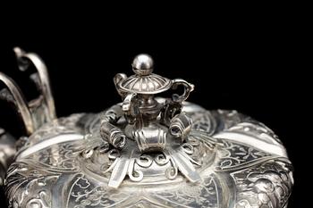 DRYCKESKANNA. silver, renässansstil, importstämplar samt K. Anderson, Stockholm, 1941. Vikt ca1180g.