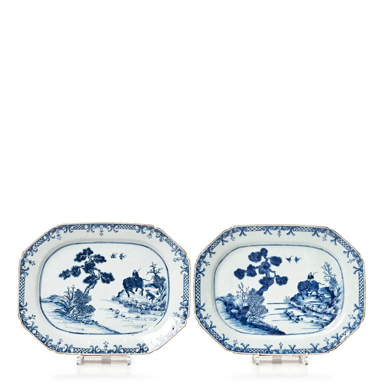 A pair of blue and white serving dishes, Qing dynasty, Qianlong (1736-95).