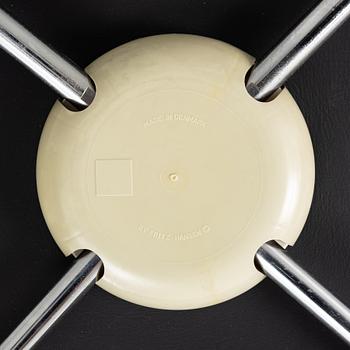 Arne Jacobsen, karmstolar 3st, "Sjuan", Fritz Hansen, 2000-tal.