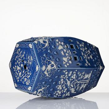 A slip decorated garden seat, late Qing dynasty/20th century.