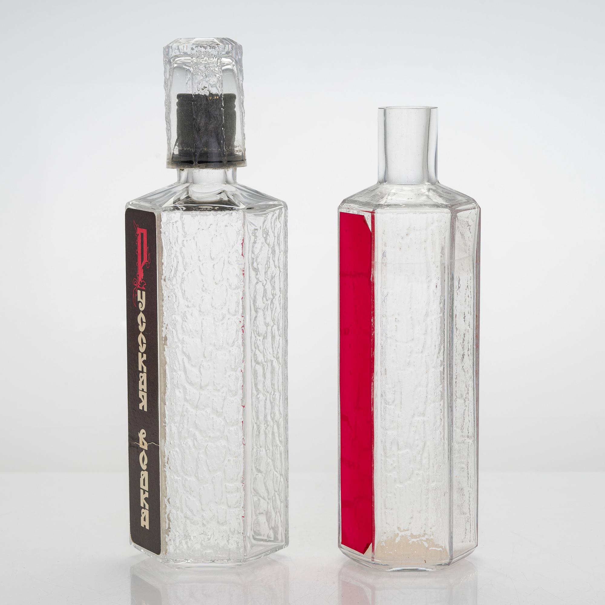 Timo Sarpaneva, prototyyppejä, pulloja 4 kpl ja snapsilaseja, 6 kpl valmistettu Karhulan/Iittalan lasitehtaalla 1976.