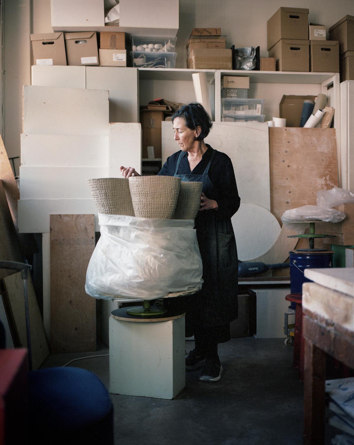 Kristina Riska studiossaan.