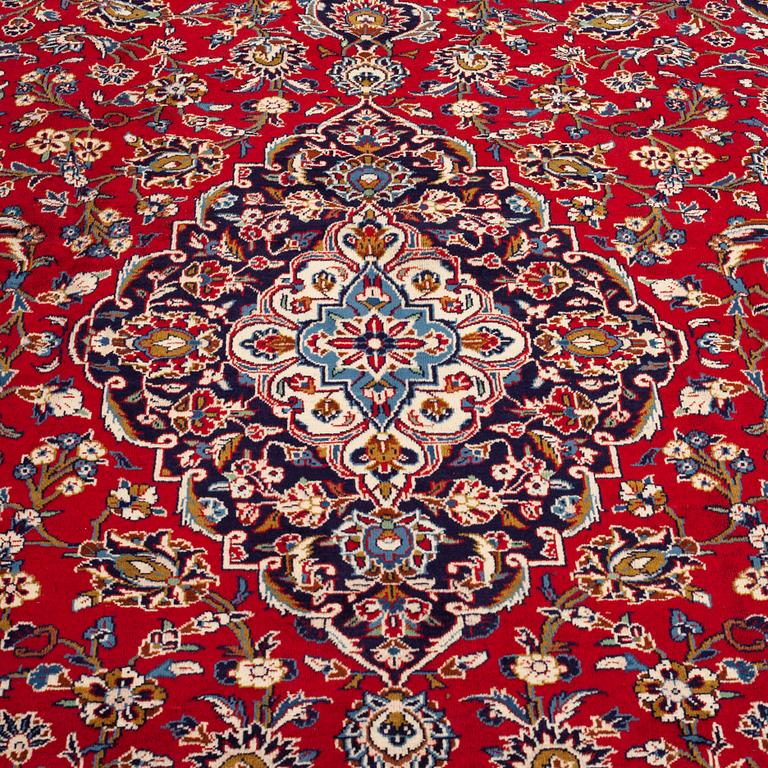 A carpet, Kashan, ca 386 x 286 cm.