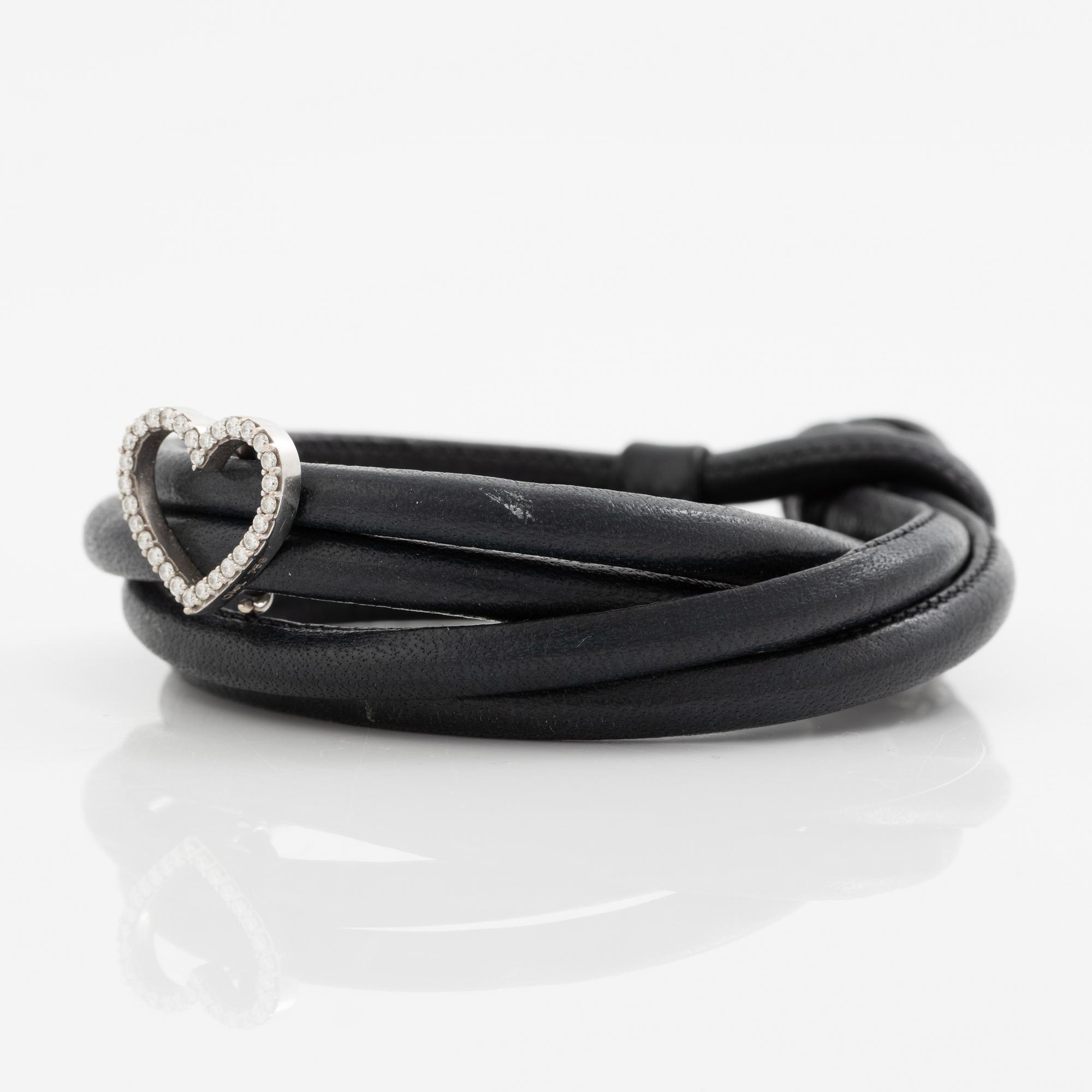 Ole Lynggaard bracelet leather with heart-shaped charm 18K white gold with round brilliant-cut diamonds "Sweet Spot".
