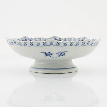 Royal Copenhagen, 4 porcelain 'Musselmalet' serving plates, modelnr 1023, Denmark.