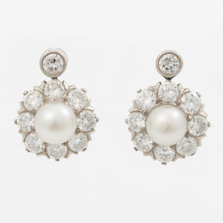 Örhängen, 18K vitguld med briljantslipade diamanter och pärlor.