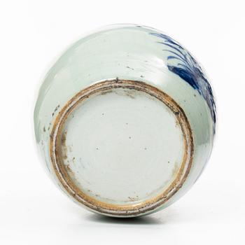 A porcelain pot with wooden cover and stand, China, 19th century.