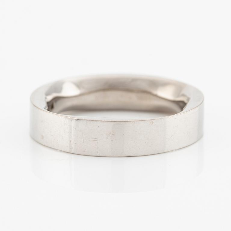 Ring 18K vitguld med runda briljantslipade diamanter.