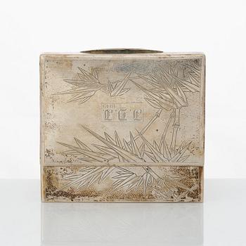 Askar med lock, två stycken, tändstickshållare och coaster, silver. Kina, olika mästarstämplar, 1900-tal.
