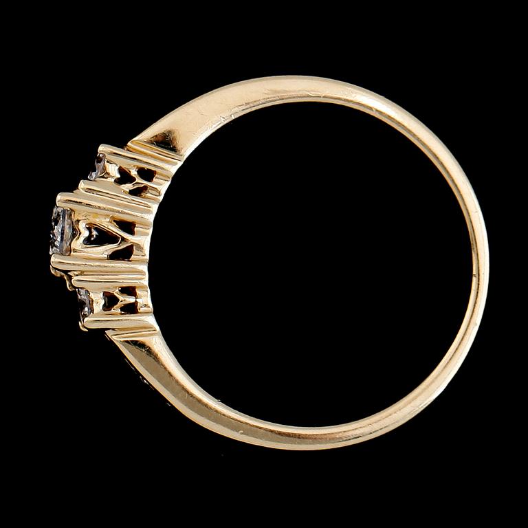 RING, 14K gult guld, diamanter tot ca 0.57 ct.
