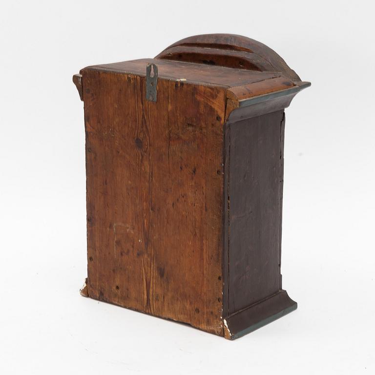 Hängskåp, allmoge, 1800-tal.