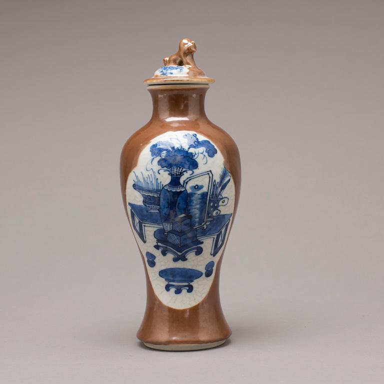 A chinese porcelain urn with cover, around 1900.