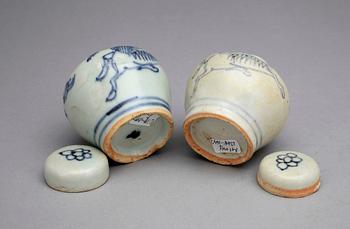 MINIATYRURNOR med LOCK, ett par, porslin. Ming, 1368-1644.